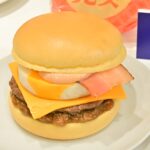 「炙り牛すき焼き風月見」単品・税込み570円〜