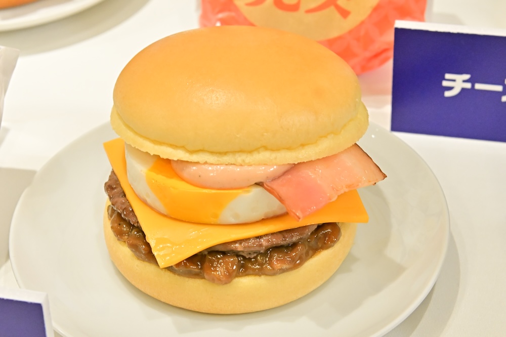 「炙り牛すき焼き風月見」単品・税込み570円〜