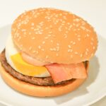 「月見バーガー」単品・税込み460円〜