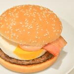 「月見バーガー」単品・税込み460円〜