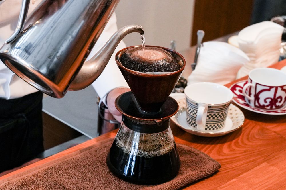 カウンターで淹れてくれる「ブレンドコーヒー」イメージ