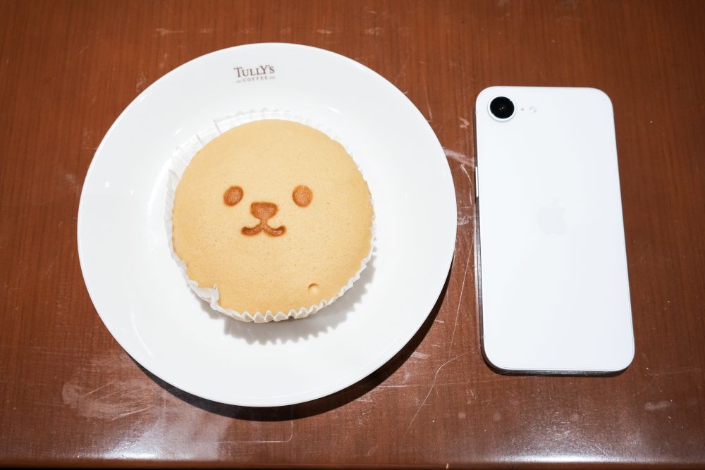 「iPhone 17e」と比べた「日焼けベアフルのキャラメルスチームケーキ」イメージ