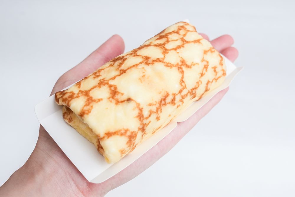 「もちもち食感の大きなクレープ 塩レモンムース～ホワイトチョコビスケット入り～」イメージ