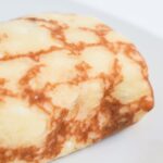 「もちもち食感の大きなクレープ 塩レモンムース～ホワイトチョコビスケット入り～」イメージ