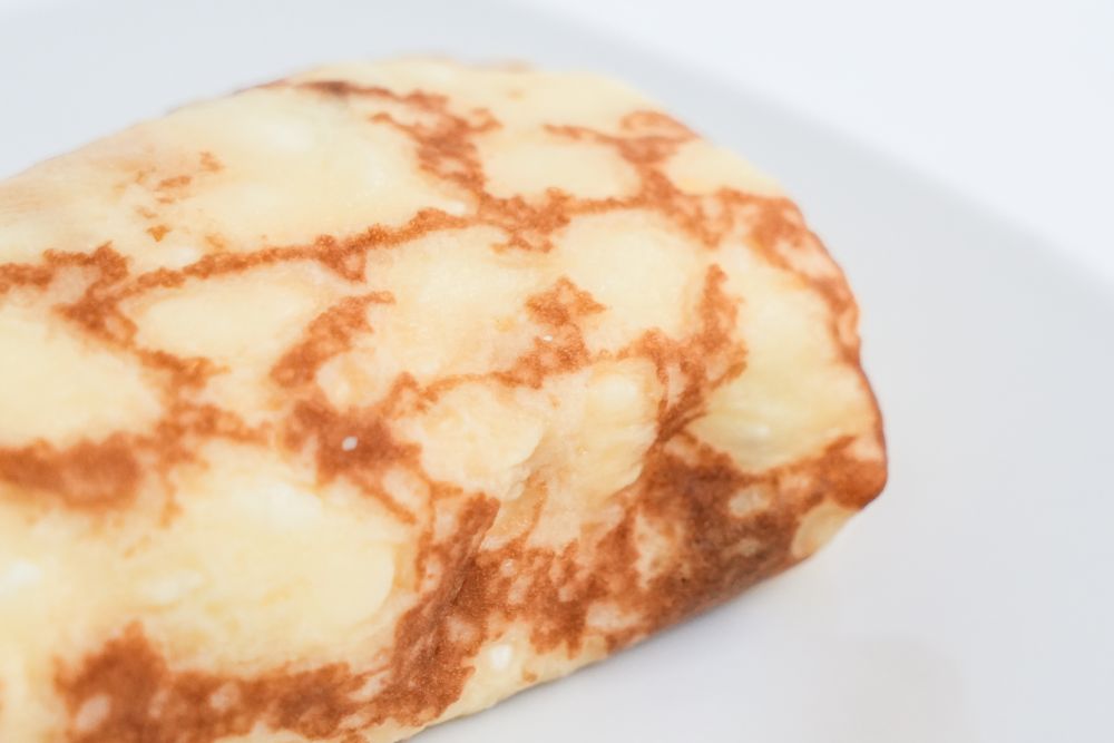 「もちもち食感の大きなクレープ 塩レモンムース～ホワイトチョコビスケット入り～」イメージ