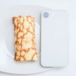 iPhone 17eと比較した「もちもち食感の大きなクレープ 塩レモンムース～ホワイトチョコビスケット入り～」イメージ
