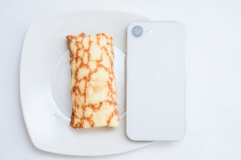 iPhone 17eと比較した「もちもち食感の大きなクレープ 塩レモンムース～ホワイトチョコビスケット入り～」イメージ