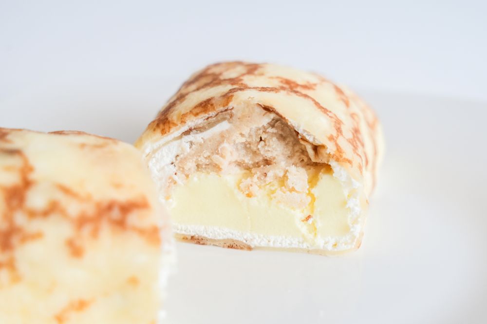 「もちもち食感の大きなクレープ 塩レモンムース～ホワイトチョコビスケット入り～」イメージ