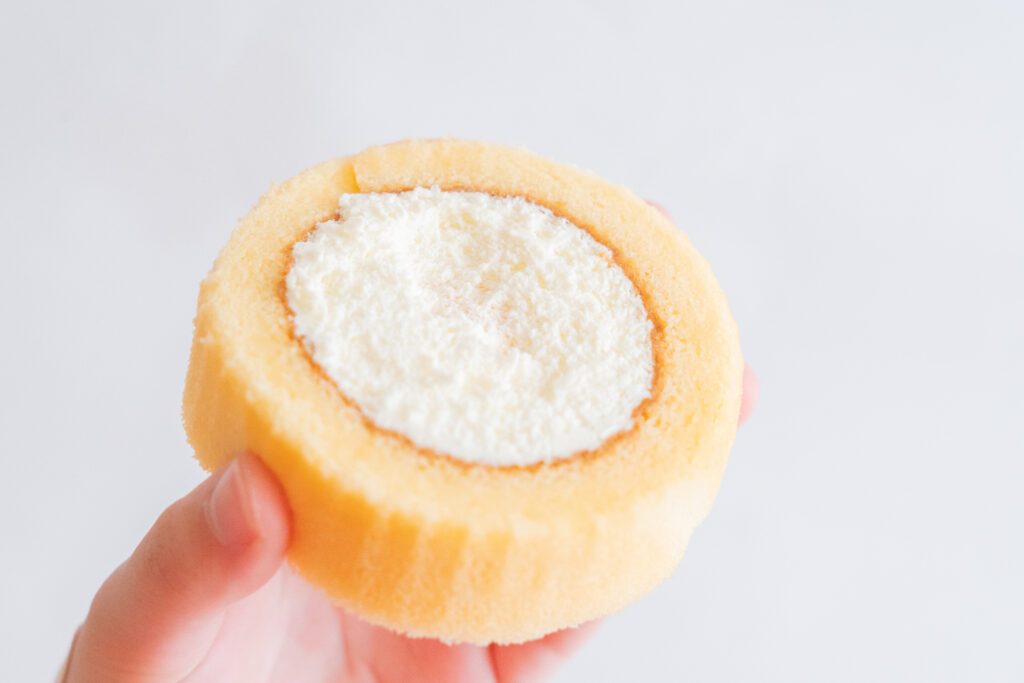 「Uchi Café CHEESE GARDEN監修 ベイクドチーズケーキinプレミアムロールケーキ」イメージ
