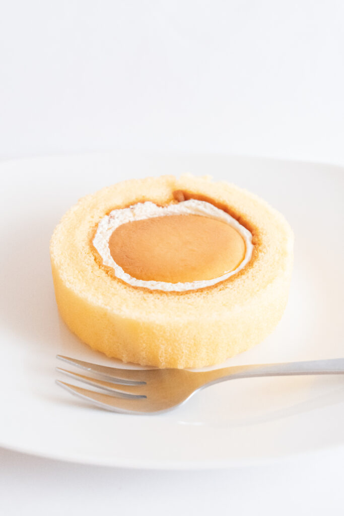 「Uchi Café CHEESE GARDEN監修 ベイクドチーズケーキinプレミアムロールケーキ」イメージ
