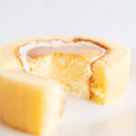 「Uchi Café CHEESE GARDEN監修 ベイクドチーズケーキinプレミアムロールケーキ」イメージ