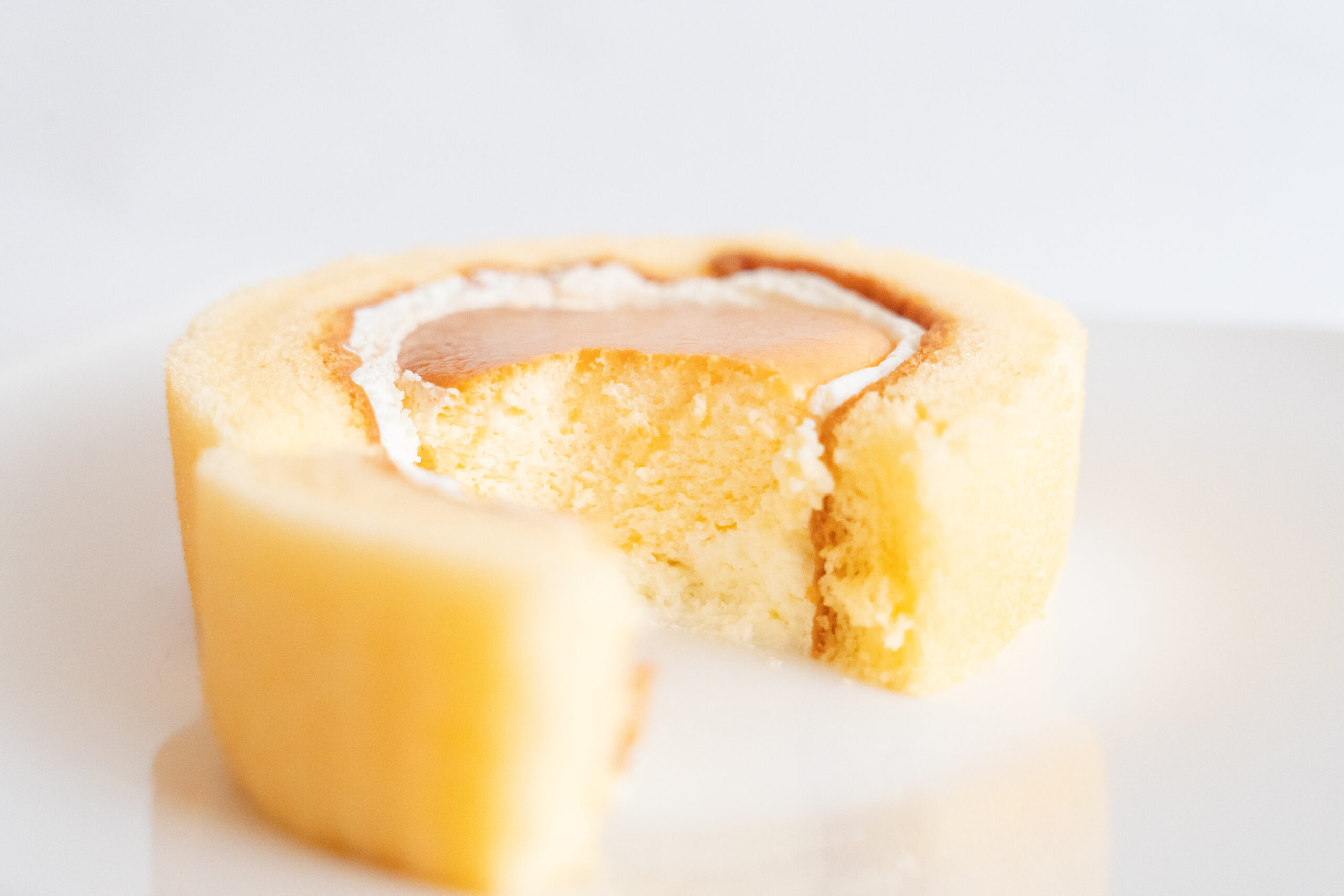 「Uchi Café CHEESE GARDEN監修 ベイクドチーズケーキinプレミアムロールケーキ」イメージ