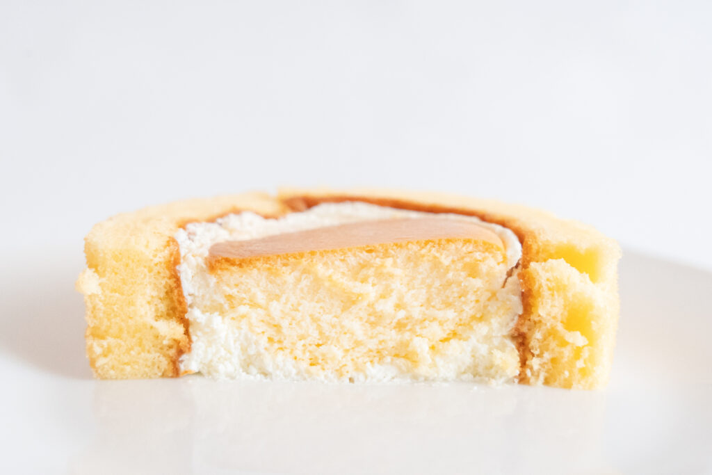 「Uchi Café CHEESE GARDEN監修 ベイクドチーズケーキinプレミアムロールケーキ」イメージ