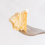 「Uchi Café CHEESE GARDEN監修 ベイクドチーズケーキinプレミアムロールケーキ」イメージ