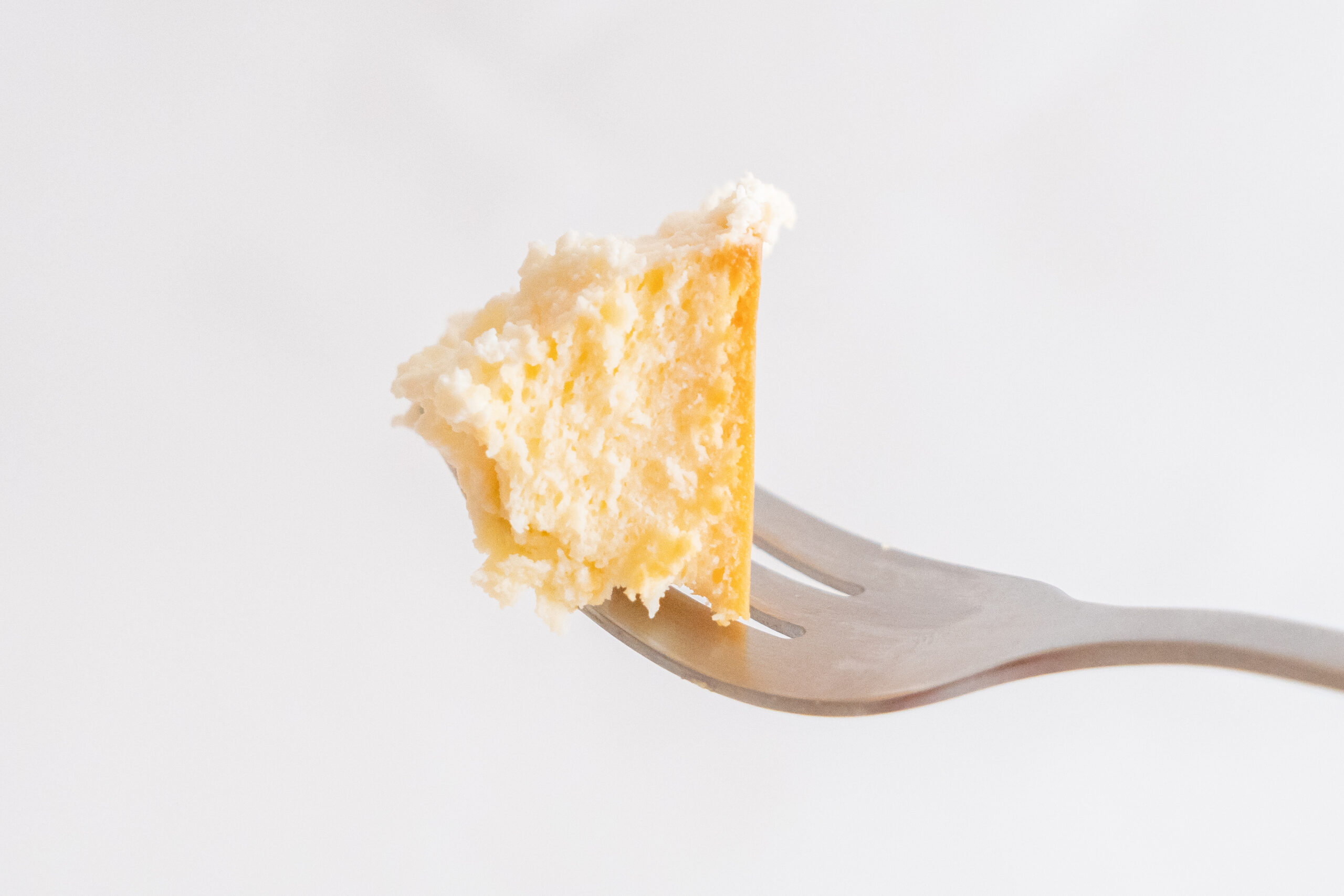 「Uchi Café CHEESE GARDEN監修 ベイクドチーズケーキinプレミアムロールケーキ」イメージ