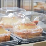 ショーケースに並ぶ「窯出しプリンデニッシュ」イメージ