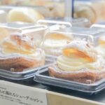 ショーケースに並ぶ「クリームに溺れるシューデニッシュ」イメージ