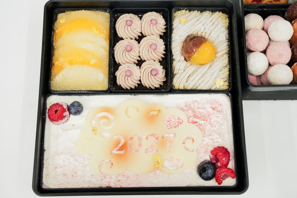 トシ・ヨロイヅカより販売される「スウィーツおせち 二段重」イメージ
