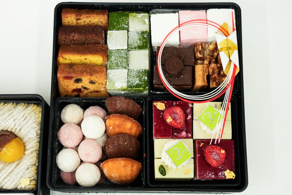 トシ・ヨロイヅカより販売される「スウィーツおせち 二段重」イメージ