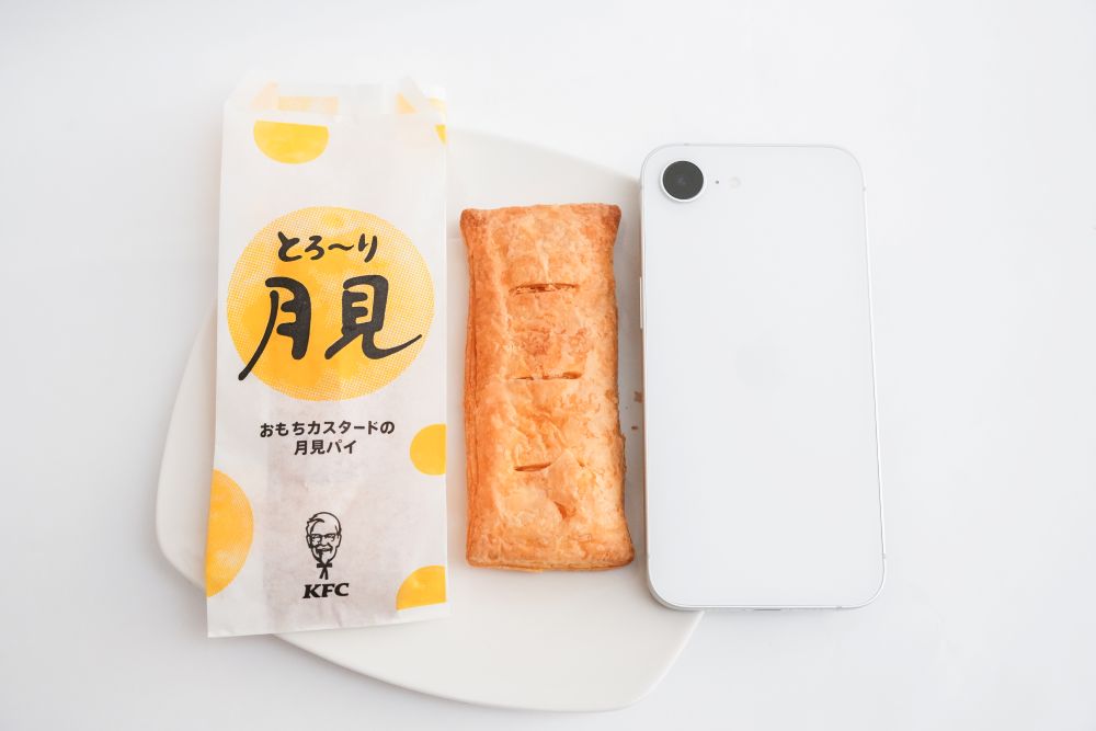 iPhone17eと比較した「おもちと濃厚カスタードの月見パイ」イメージ