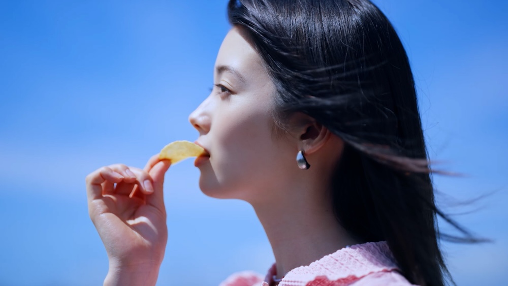 湖池屋「ピュアポテト」新テレビCM「ポテチが好きだ。」篇ビジュアル