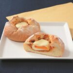 9月1日に発売される「とろ~り月見ミートチーズパン」税込み246円