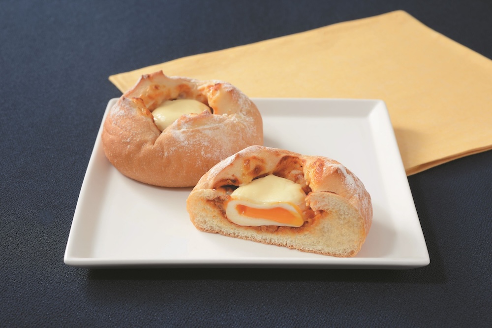 9月1日に発売される「とろ～り月見ミートチーズパン」税込み246円