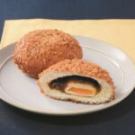 9月1日に発売される「とろ~り月見カレーパン」税込み235円
