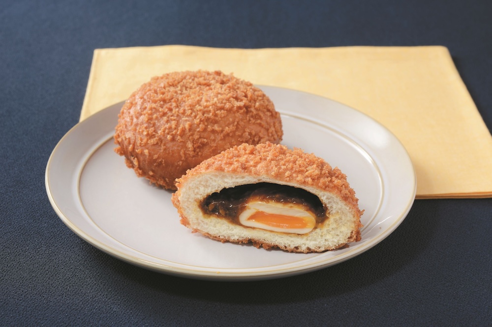 9月1日に発売される「とろ～り月見カレーパン」税込み235円