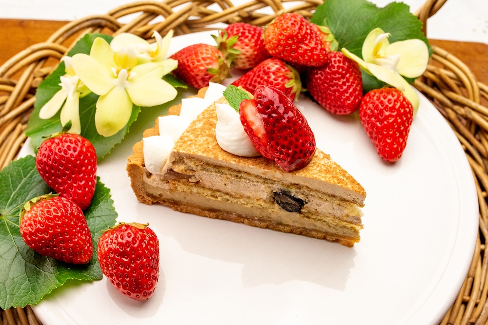 「黒洲きな粉とほうじ茶のタルト ～ショートケーキ風～」ピース・税込み1,380円〜