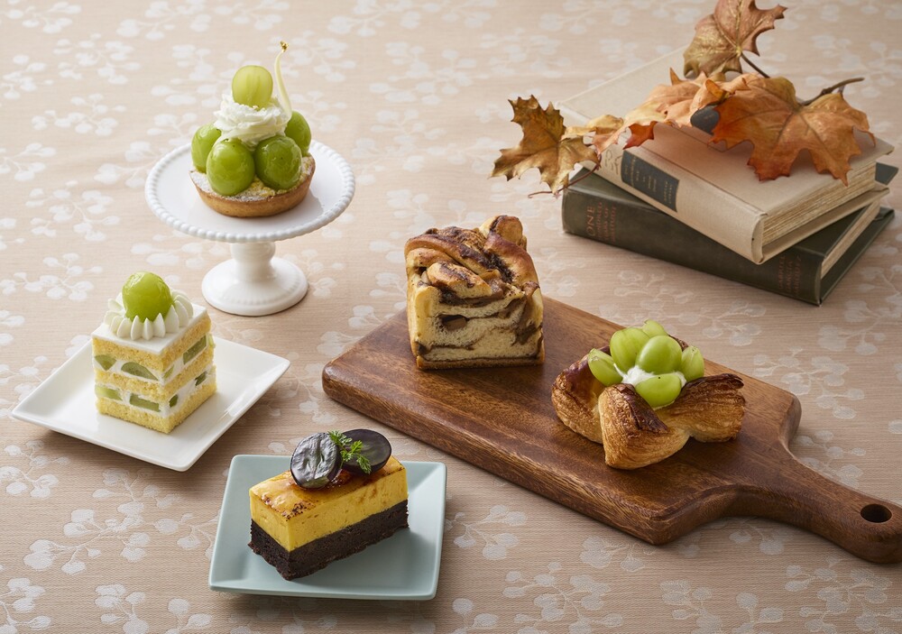 下から時計回りに「ラムレーズンと巨峰のシブースト」税込み810円、「シャインマスカットのショートケーキ」税込み864円、「シャインマスカットのタルト」税込み918円、「アールグレイ香るリンゴブレッド」税込み594円、「パン オ ミュスカ」税込み594円