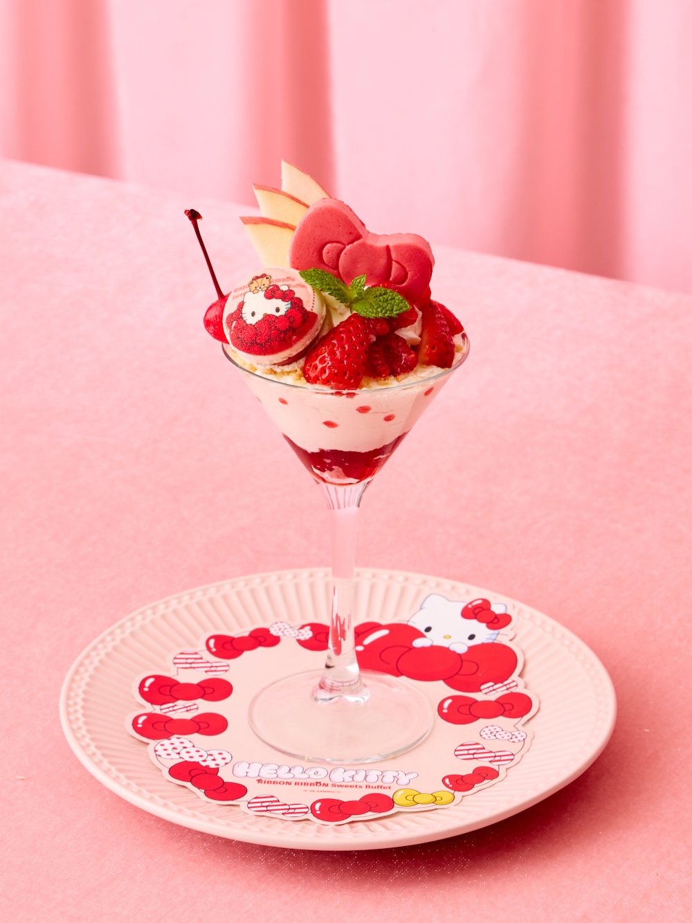 「ハローキティ リボンリボン スイーツビュッフェ」イメージ（スペシャルテラスエリアVer.）