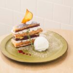 「麻布台ヒルズギャラリーカフェ」の「ほうじ茶とさつまいもブリュレの和ミルフィーユ」1,380円