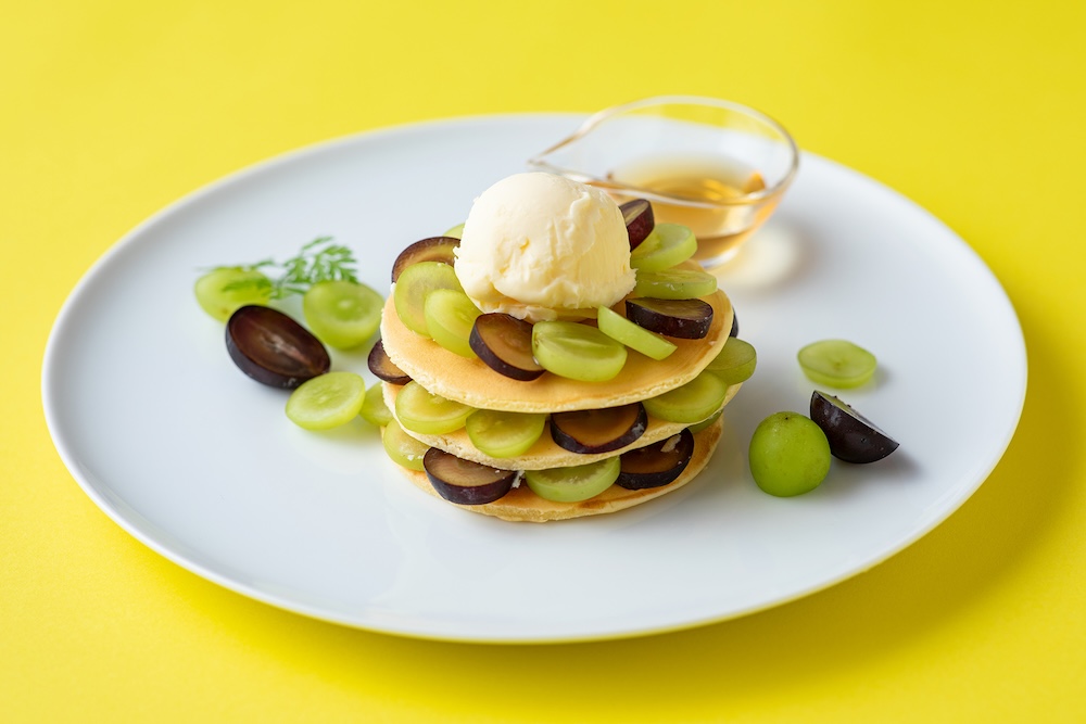 「シャインマスカットと巨峰のもちもちパンケーキ」税込み3,900円（サービス料含む）