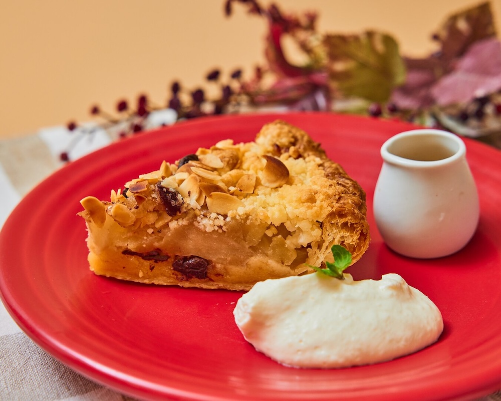 「GRANNY SMITH APPLE PIE ＆ COFFEE」の横浜赤レンガ倉庫限定「アーモンドチョコレートアップルパイ」イートイン・960円（通年）