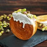 9月30日まで販売中の「クロワッサンロール ピスタチオ」税込み702円