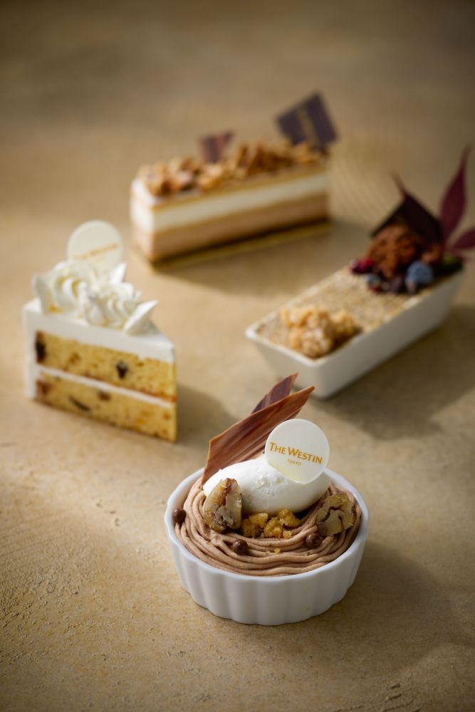 正面から時計回りに「バニラクリームのモンブラン仕立て」税込み1,100円、「クラシックバタークリームケーキ」税込み820円、「マルジョレーヌ」税込み920円、「ほうじ茶の枯山水ティラミス」税込み920円