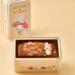 オンラインショップおよびラデュレ各店舗にて予約受付中、かつ9月18日よりラデュレおよびカフェ・ラデュレの全店舗にて販売される「アーモンドパウンドケーキ缶 “マイメロディ”」税込み4,968円