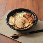 9月28日より発売される「贅沢すぎ！肉づくし満腹濃厚豚ラーメン」税込み797円