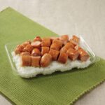 9月22日より発売される「一点突破すぎ！敷き詰めごはん てりやきソーセージ」税込み397円