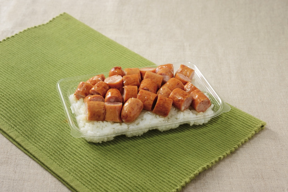 9月22日より発売される「一点突破すぎ！敷き詰めごはん てりやきソーセージ」税込み397円