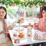 「ハミングフレア アフタヌーンティーバス」を楽しむ上坂樹里さんと本田響矢さん
