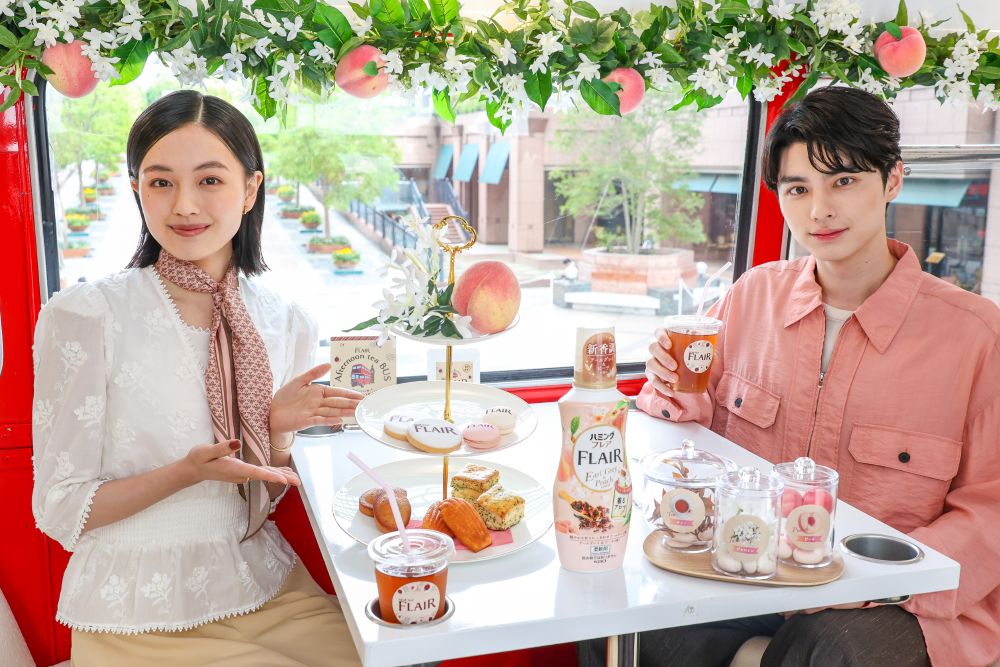 「ハミングフレア アフタヌーンティーバス」を楽しむ上坂樹里さんと本田響矢さん