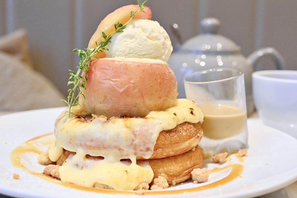 「まるごとリンゴと焦がしブリュレのパンケーキ アールグレイカスタードソース」イメージ
