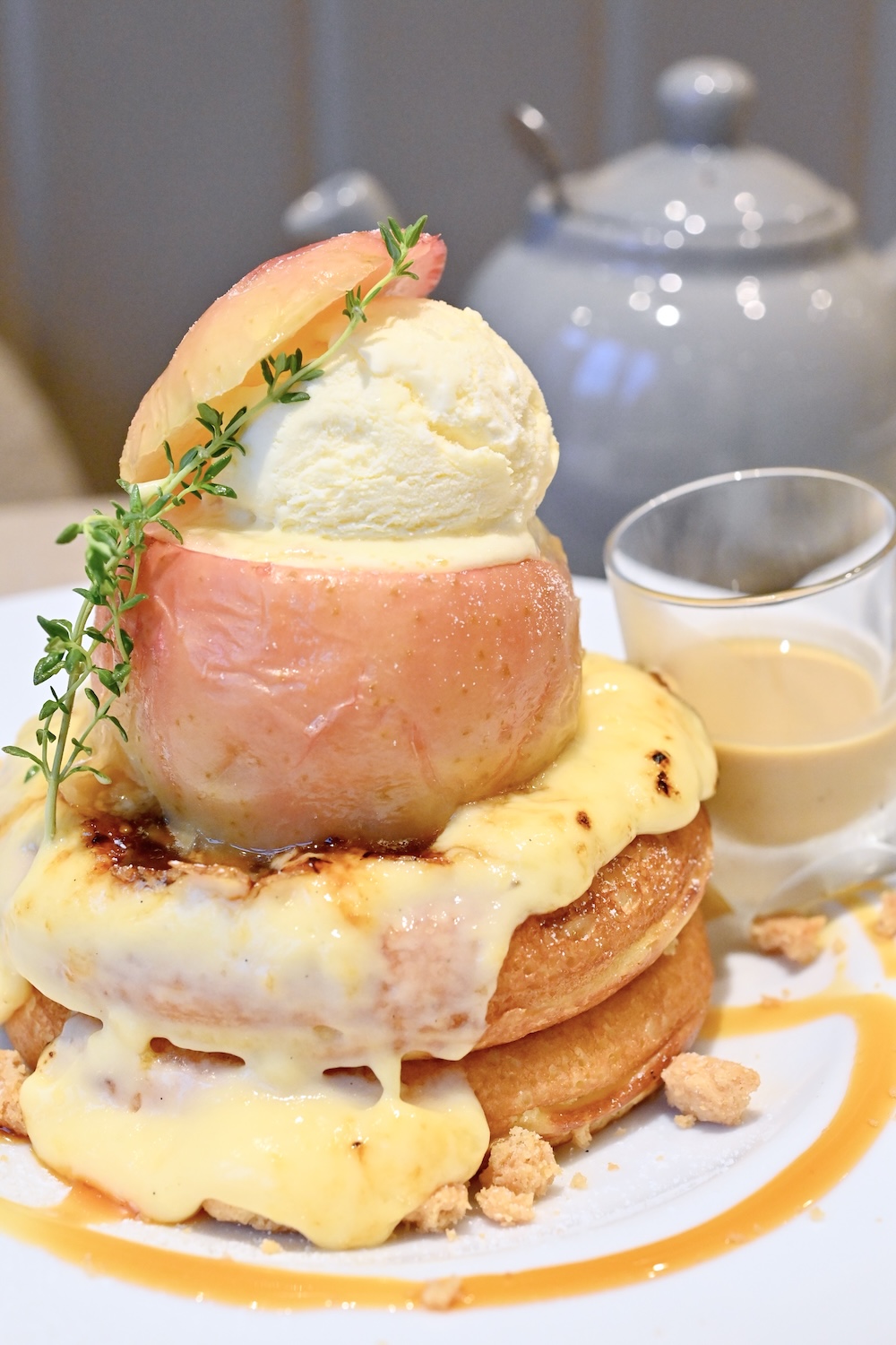 「まるごとリンゴと焦がしブリュレのパンケーキ アールグレイカスタードソース」イメージ