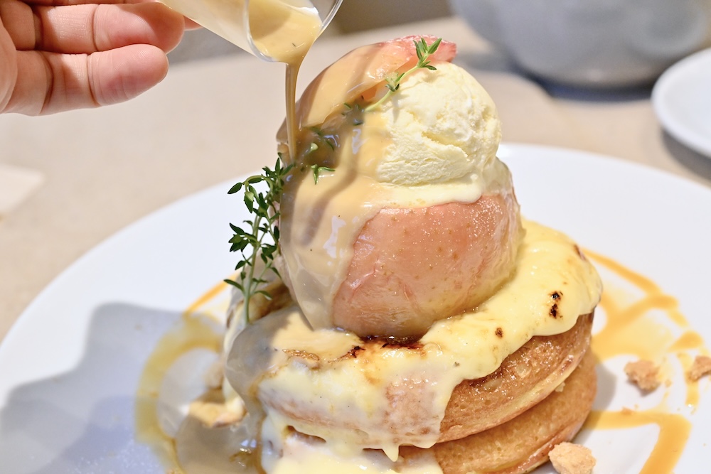 「まるごとリンゴと焦がしブリュレのパンケーキ アールグレイカスタードソース」イメージ