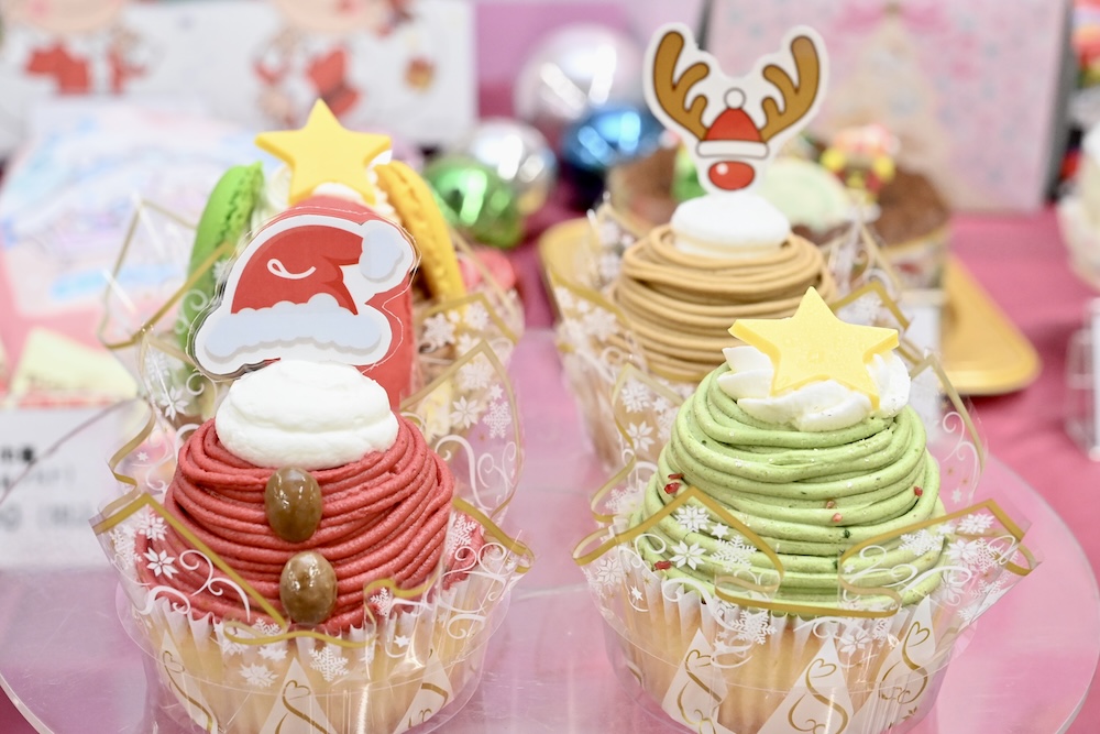 手前左「クリスマスサンタの苺モンブラン」税込み621円、手前右「クリスマスツリーモンブラン(ピスタチオミルキー)」税込み621円