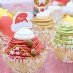 手前左「クリスマスサンタの苺モンブラン」税込み621円、手前右「クリスマスツリーモンブラン(ピスタチオミルキー)」税込み621円