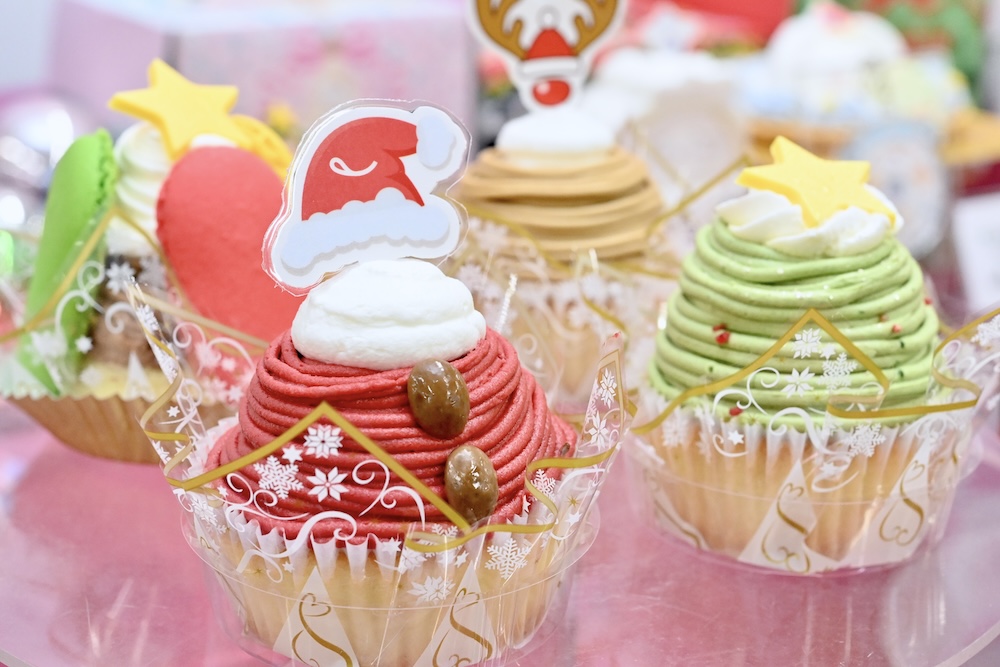 手前左「クリスマスサンタの苺モンブラン」税込み621円、手前右「クリスマスツリーモンブラン（ピスタチオミルキー）」税込み621円