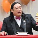 「お芋とフロマージュの濃密パフェ」を持つロバートの秋山竜次